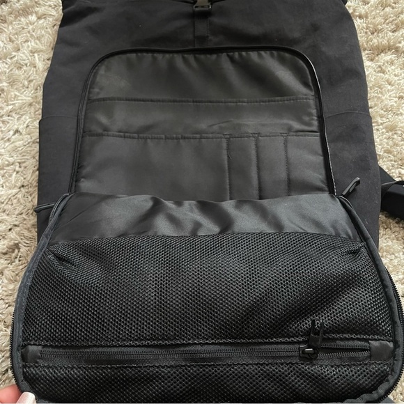 Lululemon Early Embark Mens Black Backpack with luggage strap - Picture 6 of 13